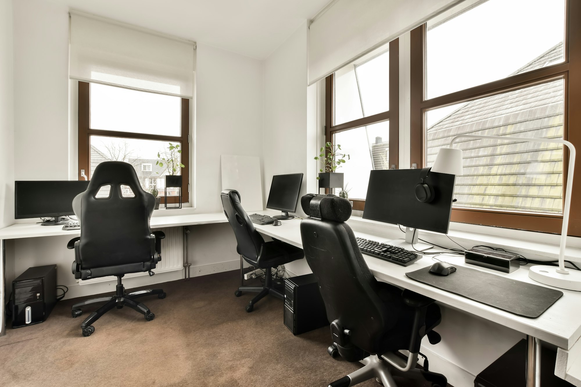 Sala szkoleniowa z trzema stanowiskami komputerowymi