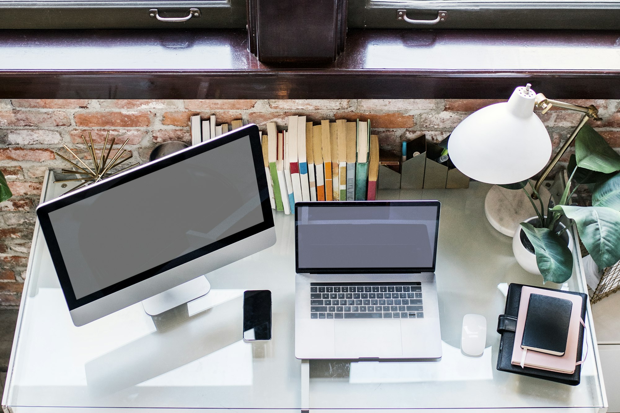 Monitor komputera, laptop i smartfon na biurku