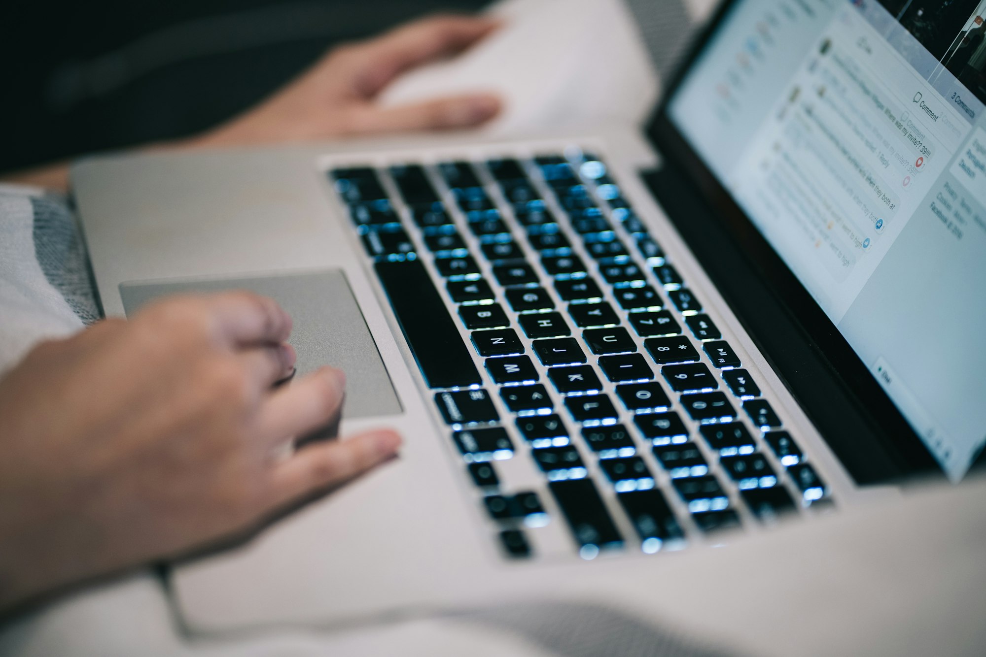 Korzystanie z laptopa MacBook pracujący, pisząc w mediach społecznościowych w domu, cyfrowa klawiatura do pracy w technologii mobilnej